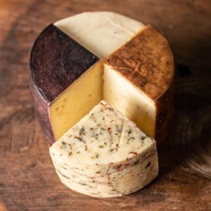 Kit 4 Queijos de Alagoa-MG (parmesão) 900g - Inteiro