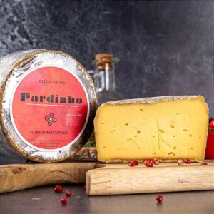 Cuestinha – Queijo Artesanal de Leite Crú – Peça 480G – Pardinho Artesanal