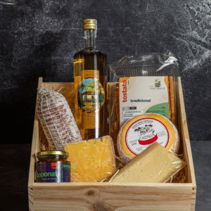 Maleta de Madeira Pinus – 3 Queijos Artesanais + Cachaça Artesanal + Charcutaria + Antepasto + Torradas